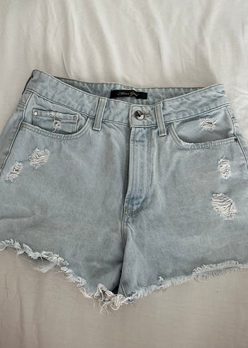 Gri Yıkamalı Düğmeli Kadın Denim Şort
