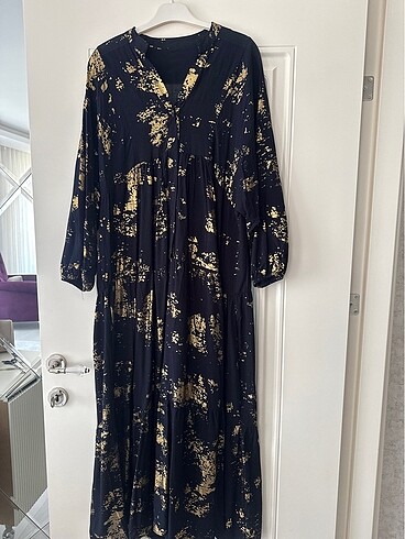 Altın sarısı desenli batik kumaş elbise