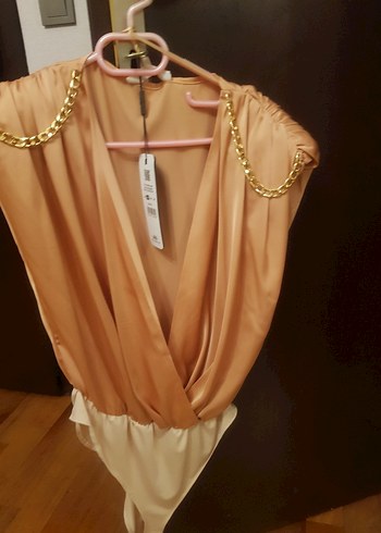 Saten Zincir Detaylı V Yaka Bodysuit - Görsel 5