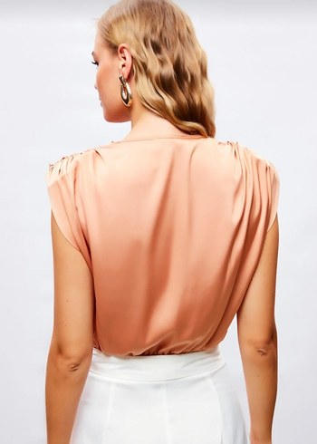 Saten Zincir Detaylı V Yaka Bodysuit - Görsel 4