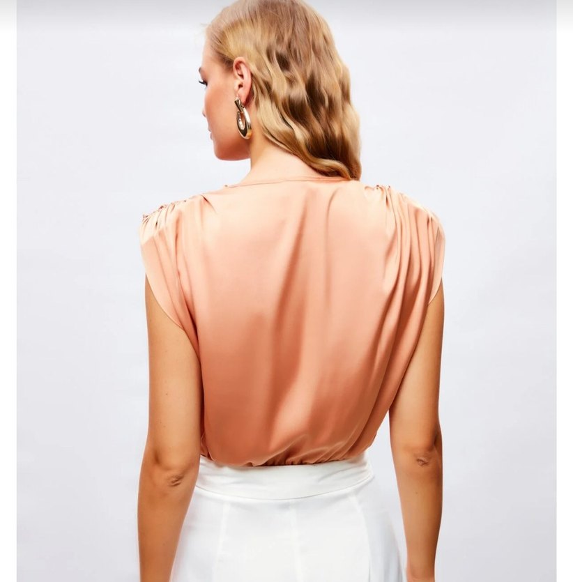 Saten Zincir Detaylı V Yaka Bodysuit - Görsel 4