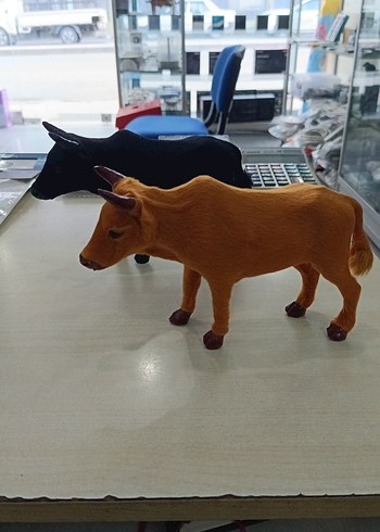 2 adet Kahverengi ve Siyah Boğa öküz Figürleri