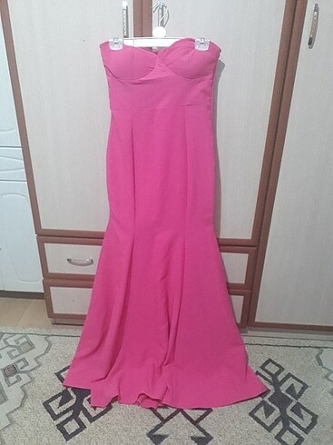 Straplez pembe uzun elbise