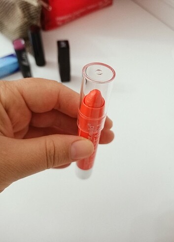 Wet n wild Wet n wild turuncu ruj.bir defa denedim