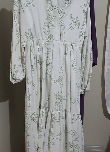 Keten beyaz kumaş üzerine yeşil yapraklı elbise 