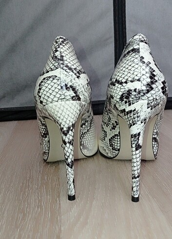 39 Beden beyaz Renk Yılan derisi desenli stiletto