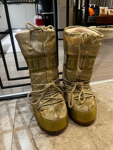 Moon boot