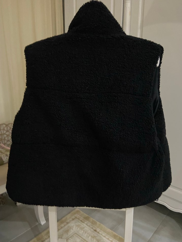 Siyah Kürk Detaylı Kadın Yelek Bershka - Görsel 3