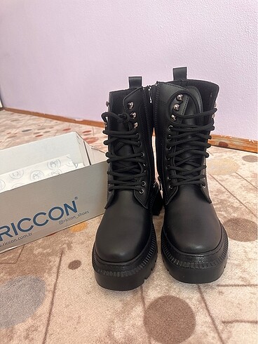 37 Beden Riccon siyah bot
