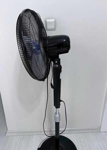 Ayarlanabilir Yükseklikli Siyah Ayaklı Vantilatör