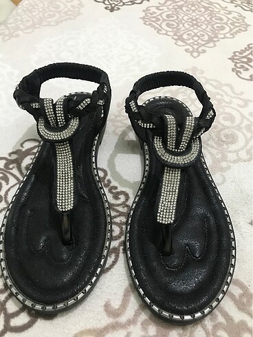 Siyah parlak sandalet