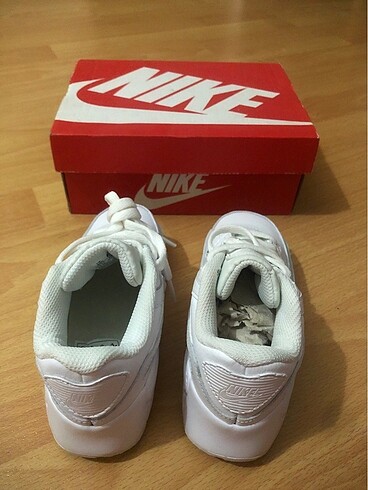 27 Beden beyaz Renk NIKE HİÇ KULLANILMAMIŞ 27 NUMARA BEYAZ SPOR AYAKKABI