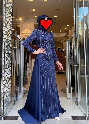 Feriha Sarıoğlu saten kuyruklu taşlı abiye 