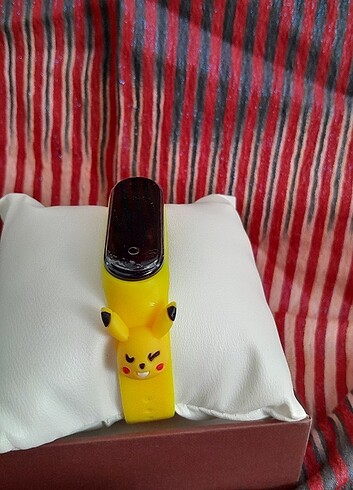Dijital pikachu figürlü çocuk kol saati