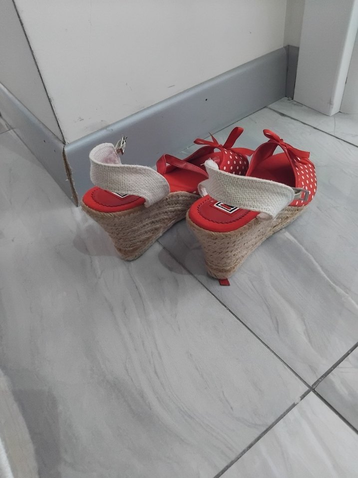 Kırmızı Puantiyeli Dolgu Topuklu Kadın Ayakkabı - Görsel 3