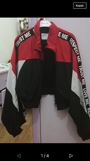 Bershka kırmızı yazılı yağmurluk