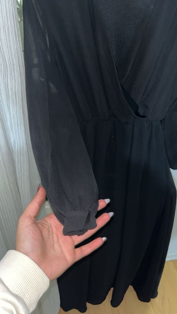 Uzun Siyah V Yaka Drapeli Kadın Elbise - Görsel 3