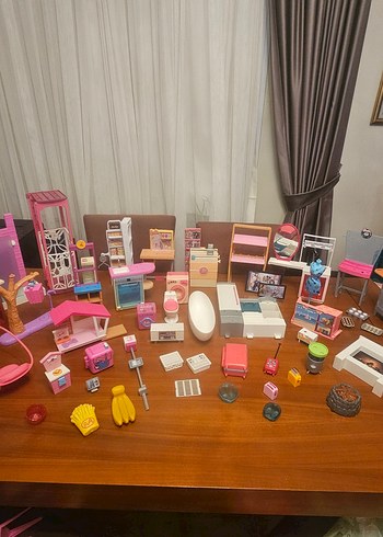 Barbie oyuncakları 1. Pembe Oyuncak Ev ve Aksesuar Seti - Görsel 3