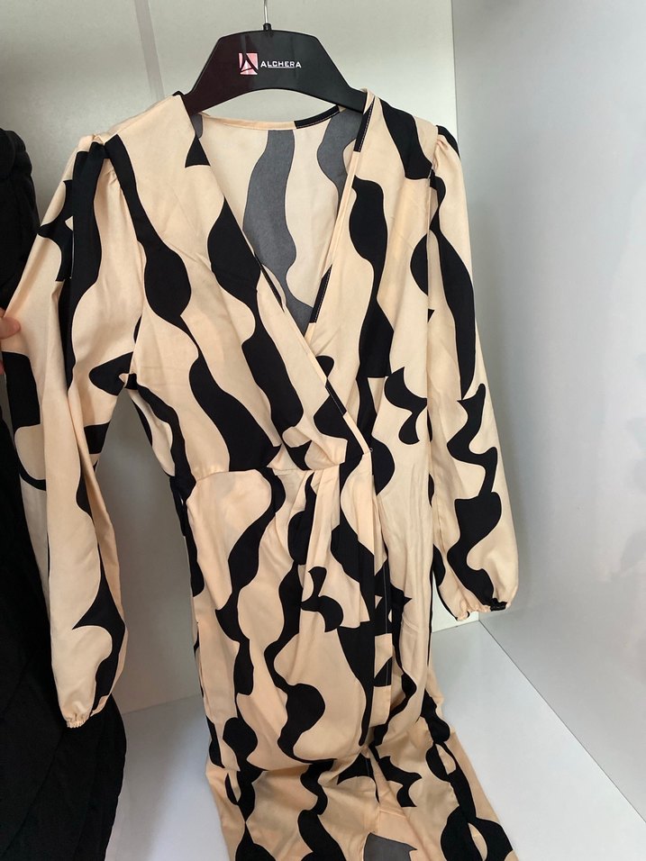 Bej Zebra Desenli Uzun V Yakalı Elbise - Görsel 2