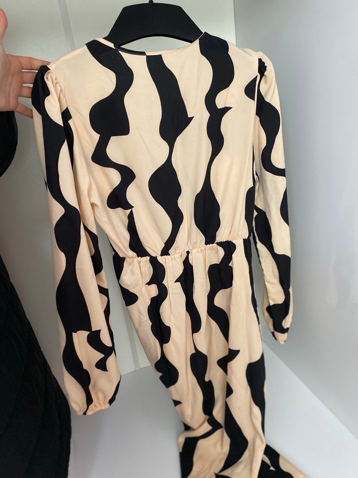 Bej Zebra Desenli Uzun V Yakalı Elbise - Görsel 4