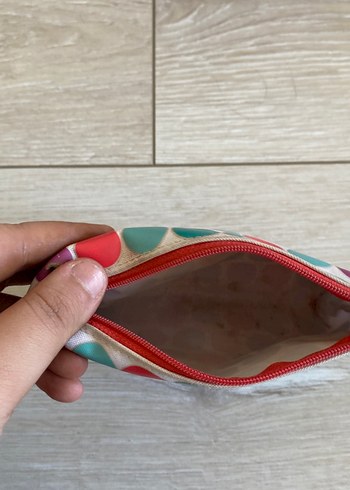 Essence Renkli Puantiyeli Fermuarlı Makyaj Çantası