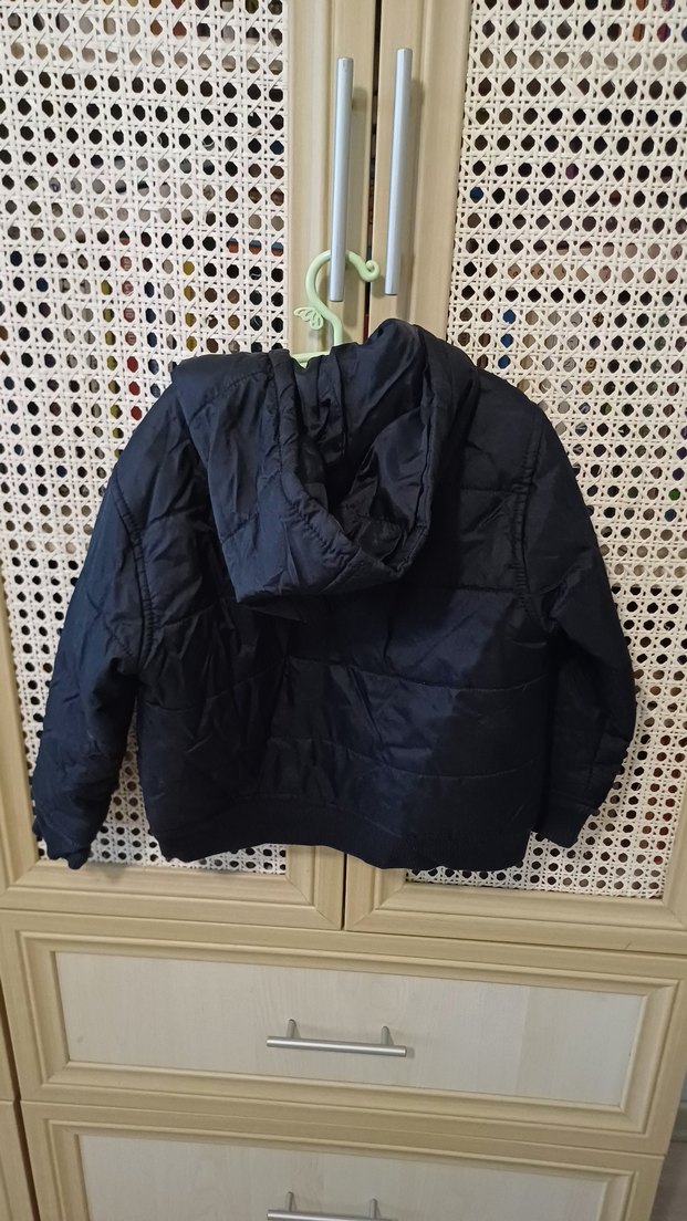 Erkek Çocuk Siyah Kapüşonlu Düğmeli Mont - Görsel 2