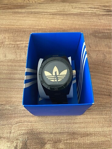 Adidas saat