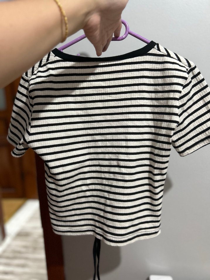V Yaka Fitilli Siyah Beyaz Çizgili Kadın Tişört - Görsel 2