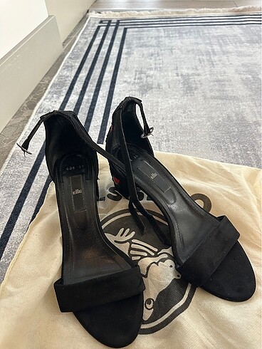 Elle Gül nakışlı süet sandalet