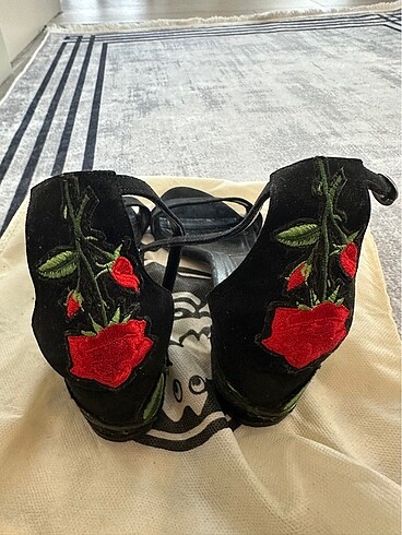 Elle Elle Gül nakışlı süet sandalet