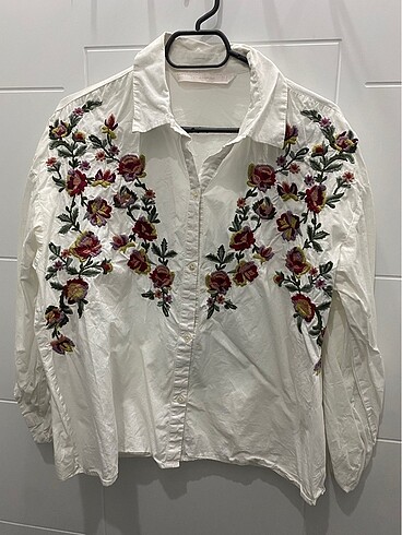 Zara nakışlı gömlek yeniden farksız