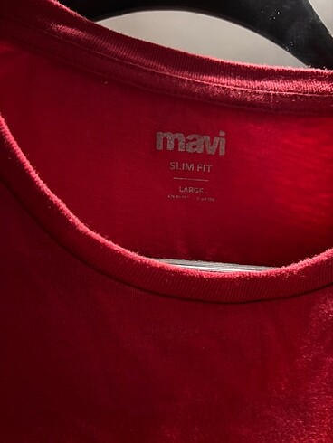 Kırmızı tişört mavi markalı - Görsel 2