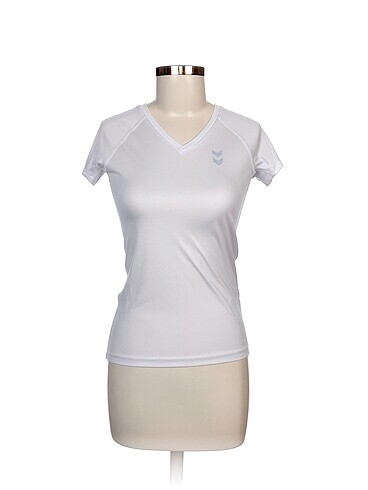Hummel T-shirt %70 İndirimli.