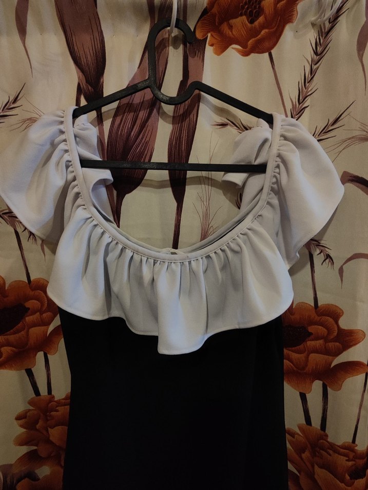 Beyaz Fırfırlı Siyah Uzun Elbise - Görsel 2