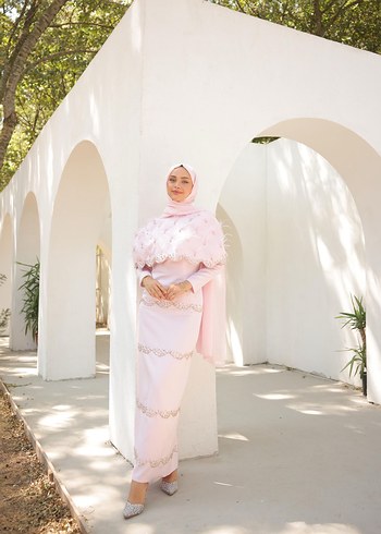 Pembe İşlemeli Uzun Kol Drapeli Nişan Elbisesi