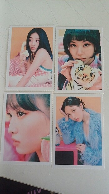 Mına, Momo, Chaeyoung, Jıhyo dergi fotokartı