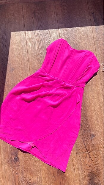 Pembe elbise