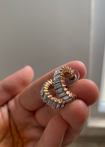 Beden Zincir Detaylı Midi Yılan Desenli Altın Küpe