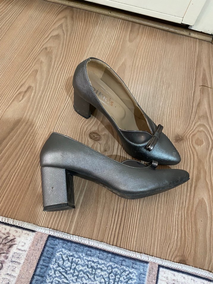 Gri Yılan Desenli Tokalı Topuklu Kadın Ayakkabı - Görsel 3