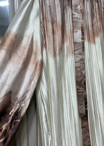 Bej Batik Desenli Uzun Piliseli Elbise - Görsel 3