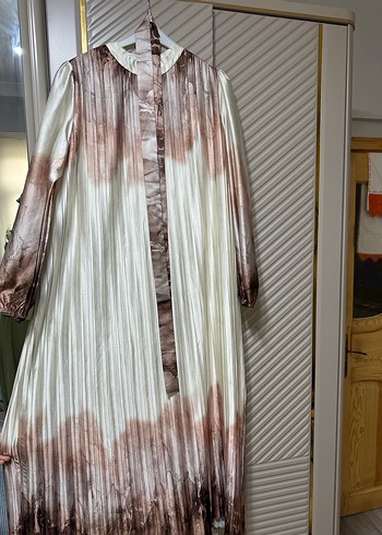 Bej Batik Desenli Uzun Piliseli Elbise - Görsel 2