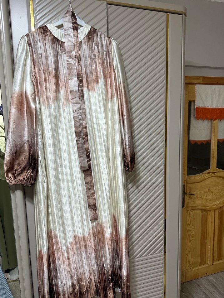 Bej Batik Desenli Uzun Piliseli Elbise - Görsel 4