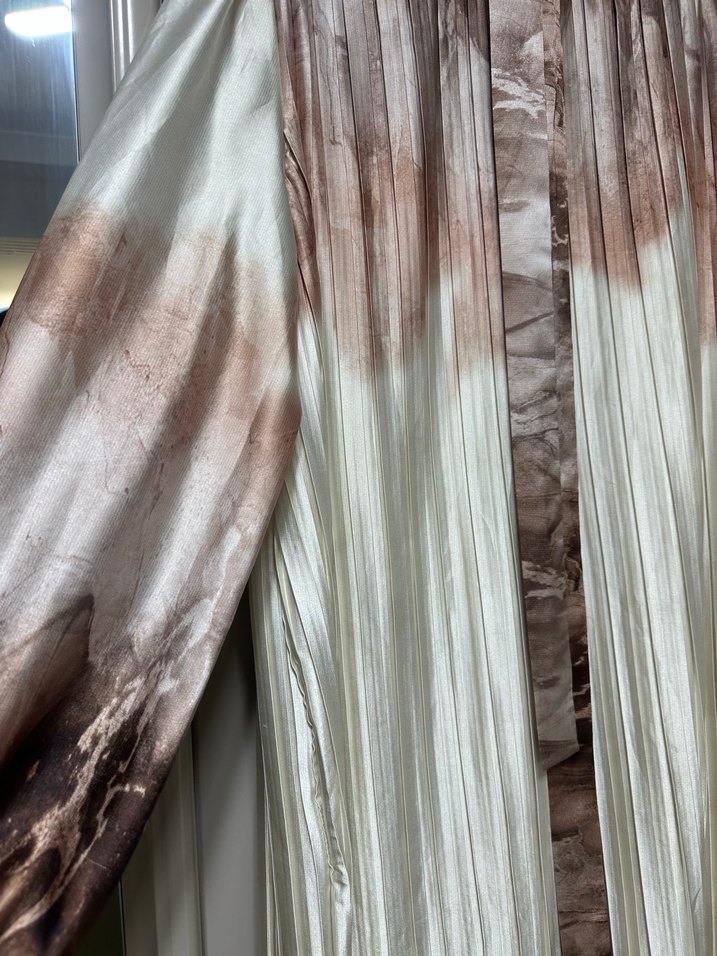 Bej Batik Desenli Uzun Piliseli Elbise - Görsel 3