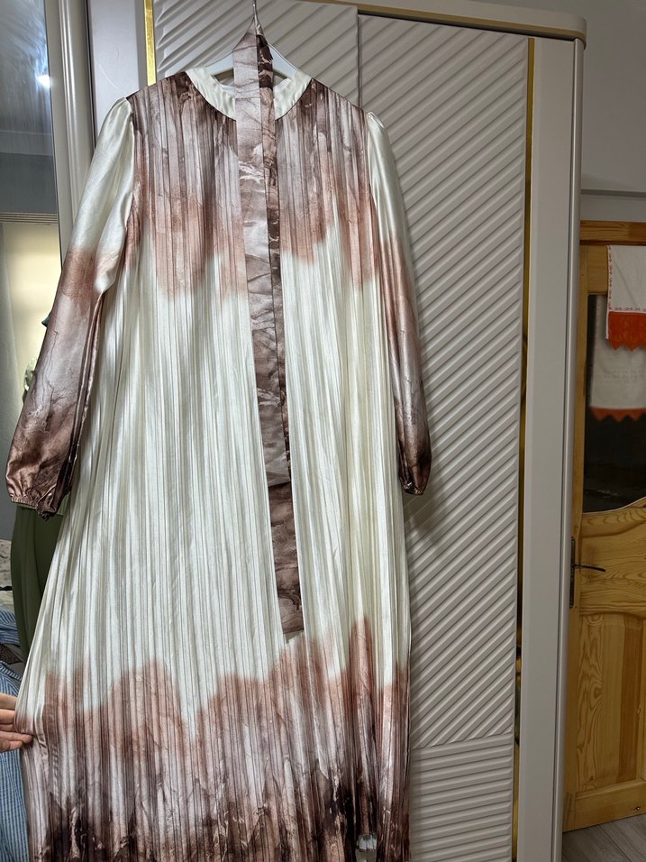 Bej Batik Desenli Uzun Piliseli Elbise - Görsel 2