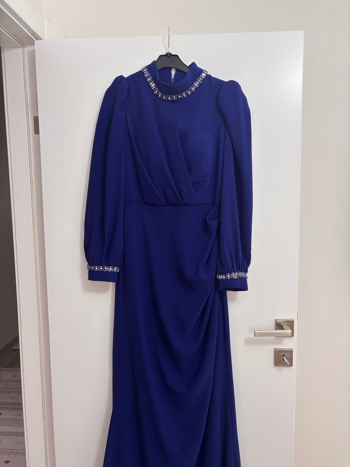 Zincir Detaylı Mavi Uzun Kadın Abiye - Görsel 3