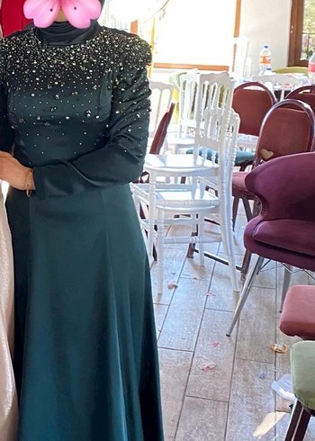 Uzun Kollu Yüksek Yakalı Zümrüt Yeşili Tesettür Abiye Elbise - Görsel 2