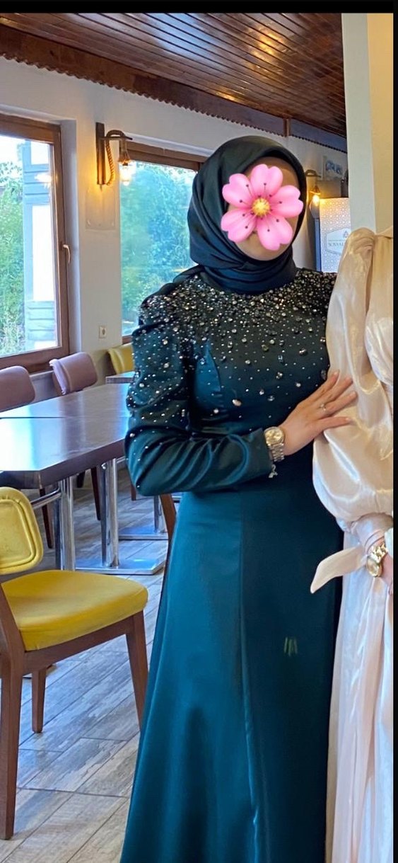 Uzun Kollu Yüksek Yakalı Zümrüt Yeşili Tesettür Abiye Elbise - Görsel 3