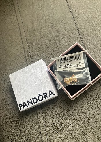 Pandora Işıltılı Fiyonk Charm - Görsel 3