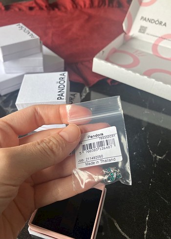 Pandora Yeşil Devetabanı Yaprakları Charm - Görsel 3