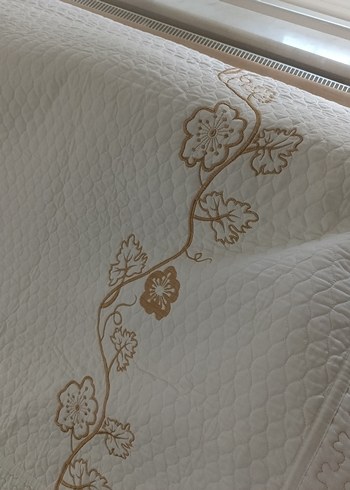 Nakışlı Beyaz Yatak Örtüsü - Görsel 5